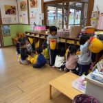 地震発生の放送を聞いて、防災頭巾を被りました。