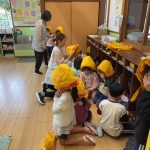 口元を押さえて、避難の準備をしています。