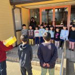 大浦小学校の児童会の生徒が、持久走大会の応援のお礼に来てくれました。