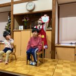 担任の先生がお誕生カードの紹介をしました。