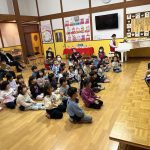 みんなで誕生日の歌を歌って、お祝いしました。