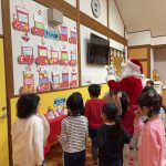 みんなが作ったクリスマス制作を見て、喜んでくれました。