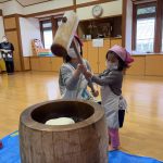 担任の先生とも一緒におもちをつきました。