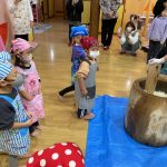 最初はもち米をこねて潰しました。少しずつ変化していく様子に、子ども達は驚いていました。