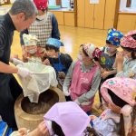 おもちになる前の蒸したもち米を観察しました。