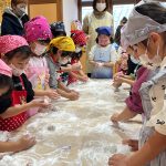 みんなとても丁寧に丸めて、綺麗な丸いおもちができました。