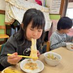 柔らかく長く伸びるおもちを、嬉しそうに食べていました。今年最後の行事も大成功で終わりました。今年も子ども達が元気に過ごせたことをとても嬉しく思います。来年も元気に登園してきてくれることを心待ちにしています。