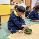 実際にお茶を点ててみました。綺麗な姿勢で、上手にお茶を点てることができました。