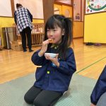 お菓子をいただきました。季節を感じられる綺麗なお菓子で、子ども達は大喜びでした。