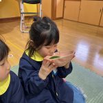 お茶も頂きました。想像していたお茶とは違ったようで、「美味しい」や「苦い」という声が上がっていました。