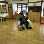 地震発生の放送を聞いて、保育教諭の周りに集まりました。