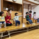 ４月生まれのお友達がステージ上に揃いました。