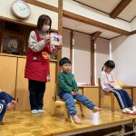 担任の先生がお誕生カードの紹介をしました。