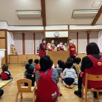 保育教諭が出し物をして、４月生まれのお友達をお祝いしました。お誕生日おめでとう！