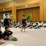 商工観光センターでは、献花・献供をしたり、花まつりの歌を歌いました。平こどもお園から代表の２名が献花に参加しました。
