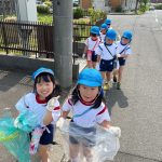 園周辺のごみ拾いに出発しました。