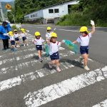 横断歩道を渡る際はしっかり手を挙げています。