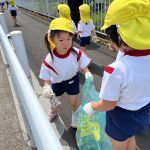 歩道のごみを拾いました。