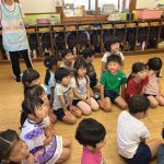 お泊まり保育についてのお話を聞きました。みんな真剣に聞いていました。