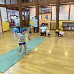 ドッチボールをしました。いつもより人数が多いこともあり、白熱していました。
