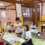 完成した時計をみんなに発表しました。恥ずかしそうでしたが、上手に発表できました。