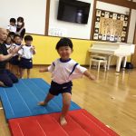 リズム良く体を動かしています。