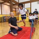 ぱんだ組です。１人で前回りができます。