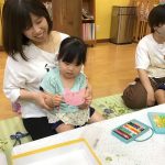 ふれあい遊びの後に、ぴょんぴょんかえるを作りました。