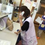 近くにいた職員が１１９番通報をしました。