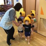 職員の指示を聞いて、落ち着いて避難しています。