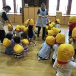 子ども達が全員避難できたか、点呼を取っています。