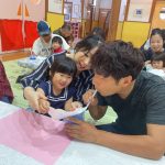家族の方と協力して、制作を楽しんでいました。