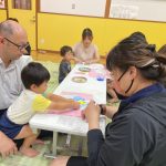 色を塗ったり、折り紙を貼ったりして、一生懸命作っています。