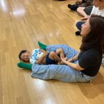 家族の方とふれあい遊びをしました。くすぐったり抱っこをして、子ども達は嬉しそうにしていました。