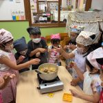 「美味しくなあれ」と言いながら、みんなでルーを入れました。