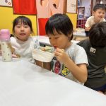 グループごとに味の違うカレーを何回もおかわりしていました。