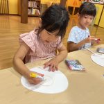 お泊まり保育の最後に、今回の思い出をうちわに描きました。