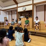６月生まれのお友だちがステージ上に揃いました。