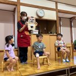 担任の先生がお誕生カードを紹介しました。