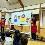 保育教諭の出し物です。６月は虫歯予防デーがあったので、歯に関する出し物でした。最後にケーキが出てきてお祝いをしました。６月生まれのお友だち、お誕生日おめでとう！