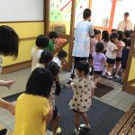 非常ベルの音を聞いて、屋外に避難しました。