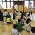 外は暑いので、ホールに集まり点呼をとりました。