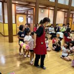 ７月生まれのお友達をお花の列車で迎えに行きました。