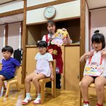 担任の先生がお誕生カードの紹介をしました。