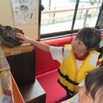 南極の石に触れて、嬉しそうにしていました。
