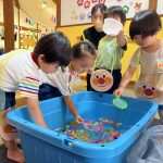 欲しいボールを狙って慎重に取っていました。