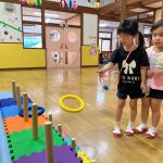 しっかり狙って輪を投げていました。
