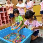 紙が破れていないところを使って、器用にすくっていました。