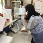 近くにいた職員が１１９番通報をしました。