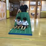 運動会の練習後はマットを使って遊びました。